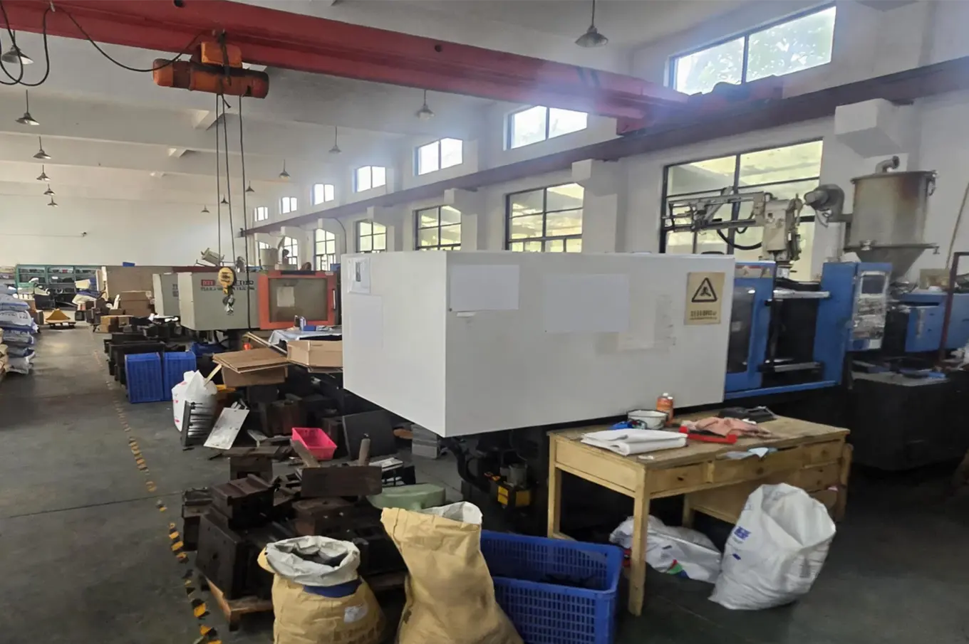 The Zhong Shi Tong Industrial injection molding workshop in Ningbo